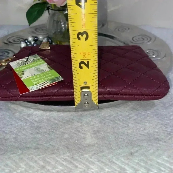 👜 NEW Badgley Mischka Quilted Clutch in Burgundy NWT - Picture 6 of 10